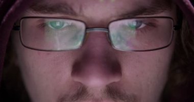 Veri yansıması ile adam yüz