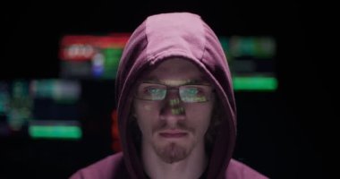 Genç hacker birden çok ekranı ile bir bilgisayar başında çalışma