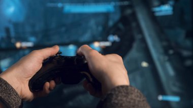 Ekranın önünde el gamepad