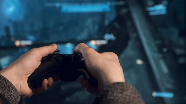 Ekranın önünde el gamepad