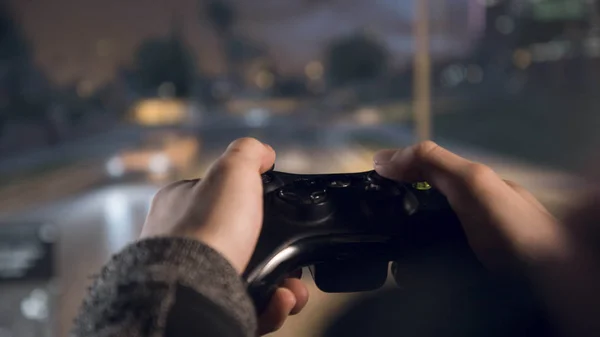 Monitörün önünde elinde gamepad