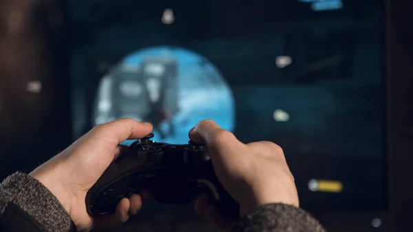 Ekranın önünde eller gamepad yakın