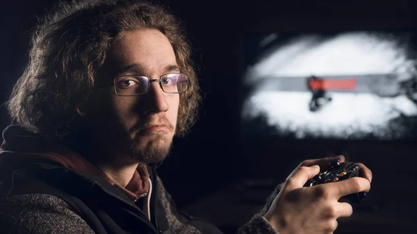 Bir gamepad tutan adam üzgün ifade var