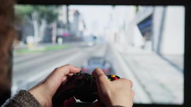 Çocuk evde bir denetleyici kullanarak bazı video oyunları oynamak