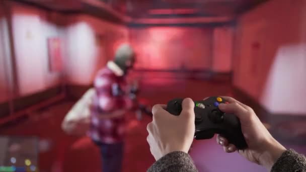 Man speelt video game op console — Stockvideo