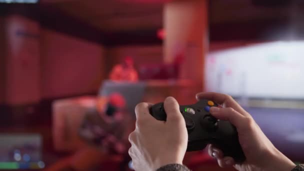 Jongeman handen spelen van video games op Gaming Console — Stockvideo