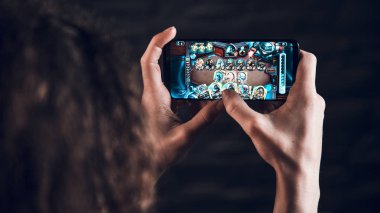 Telefonda online oyun oynayan erkekler