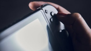 Bir kadının elinde oyun yakın