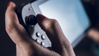 Kadın elinde oyun denetleyicisi