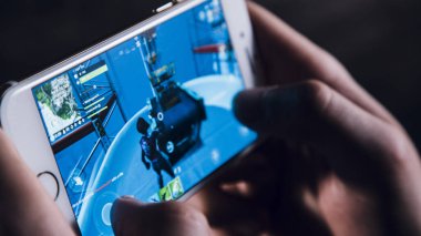 Erkekler telefonda popüler çekim oyunu oynuyor