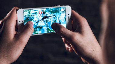 adam telefonda popüler çekim oyunu oynuyor