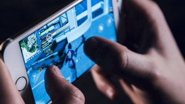 Telefonda popüler online oyun kapatın