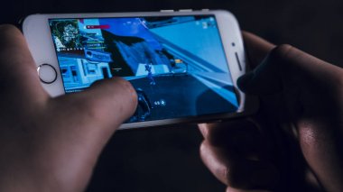 Adam fortnite oynuyor