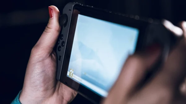 Vrouw houdt spel controller — Stockfoto