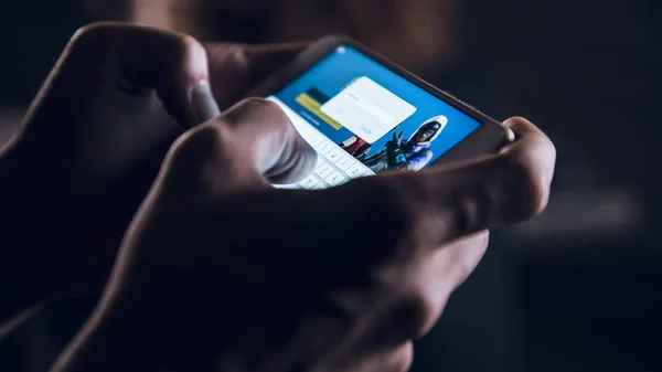 Bir oyun oynamak için bekleyen, elinde telefon kapatın