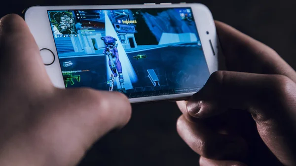 Cep telefonu ekranında Fortnite