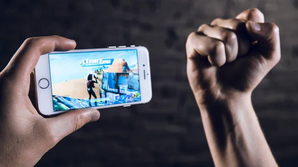 Elinde telefon tutan adam