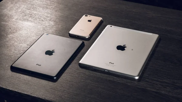 Apple ürünleri masada