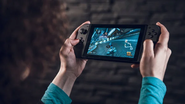 Meisje speelt spelletjes op de switch — Stockfoto