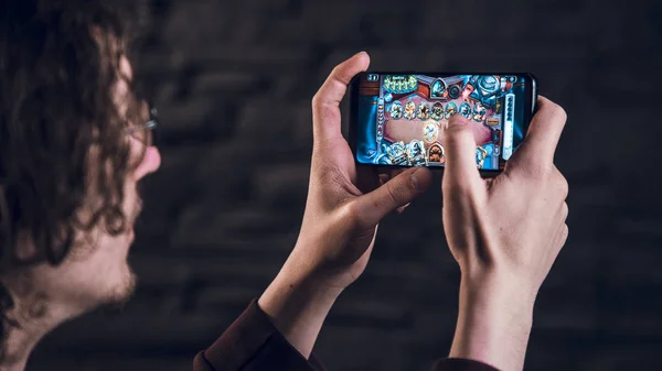 Cep telefonu üzerinde erkek ve eller plying oyunu yakın