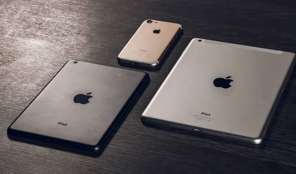 Eén telefoon en twee Apple tablets op de tafel Stockfoto