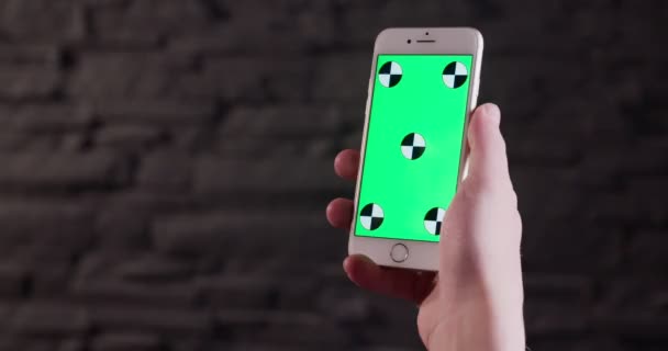 Hålla en smartphone i hand — Stockvideo