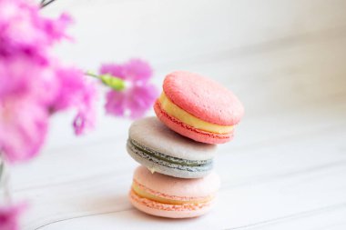 Ahşap arka planda renkli badem kurabiyeleri