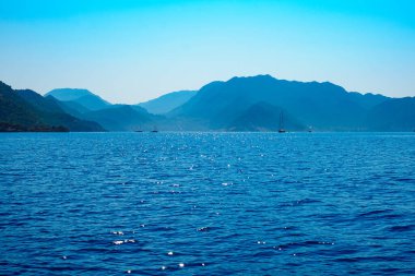 Mavi dağlar denizle birlikte ufuk çizgisi