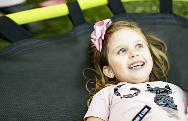 Gelukkig klein meisje glimlachend close-up portret — Stockfoto