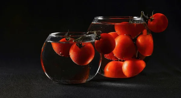 Tomates Cereja Vasos Cheios Água — Fotografia de Stock