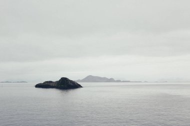 Kuzey Denizi ufuk ve kayalık sahil soğuk ve kar manzaralı