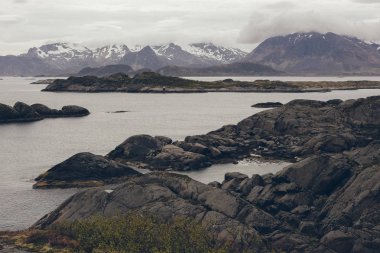 Kuzey Denizi ufuk ve kayalık sahil soğuk ve kar manzaralı