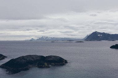 Kuzey Denizi ufuk ve kayalık sahil soğuk ve kar manzaralı