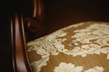 Altın ve gümüş alyans tek