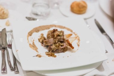 Ana yemek pişmiş et ve garnitür ile