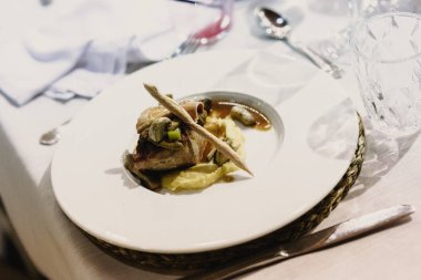 Ana yemek pişmiş et ve garnitür ile