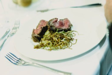 Ana yemek pişmiş et ve garnitür ile