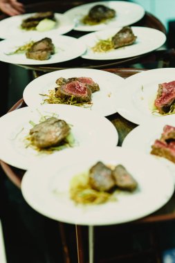 Ana yemek pişmiş et ve garnitür ile