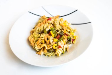 Mısır ve kuru üzüm ile basit makarna yemek