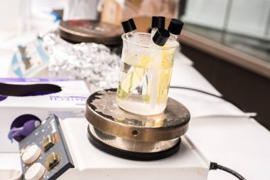 Tüpler bir çocuk sergi sırasında test.