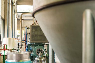 Operasyonda eski endüstriyel makine.