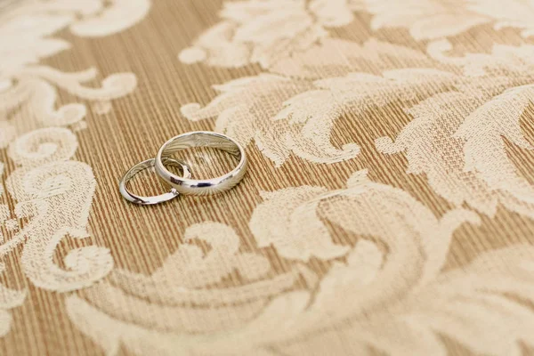 Single Gold Silver Wedding Rings — Stock Photo, Image