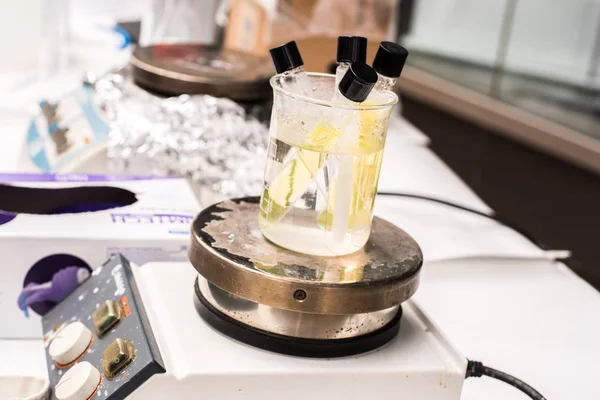 Tüpler bir çocuk sergi sırasında test.