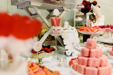 Bir düğün için zarif çikolata dolu-in hamur işleri