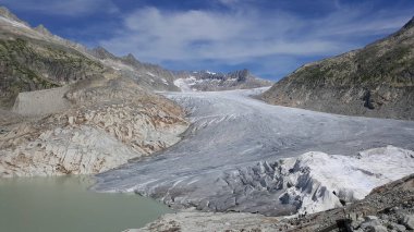 İzlanda'daki mountais üzerinde erime buzul