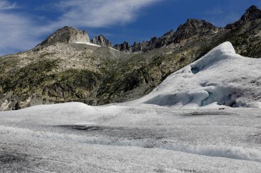 İzlanda'daki mountais üzerinde erime buzul
