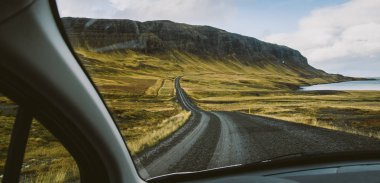 Görünürde kimse yok olan vahşi topraklarında İzlanda yalnız yol