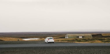 Görünürde kimse yok olan vahşi topraklarında İzlanda yalnız yol