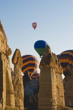 Göreme, Türkiye. 5 Nisan 2018: uçan Dağları üzerinde ve mavi gökyüzü ile renkli balonlar