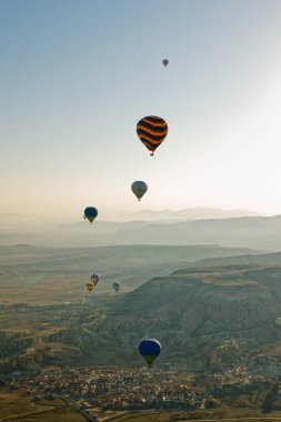 Göreme, Türkiye. 5 Nisan 2018: uçan Dağları üzerinde ve mavi gökyüzü ile renkli balonlar